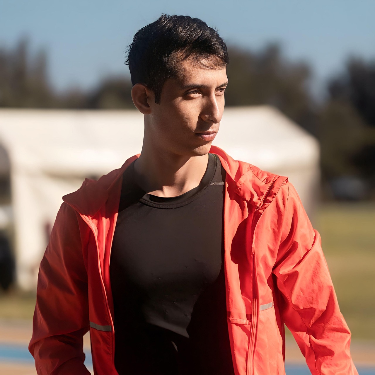 Inicio man, fashion, portrait, casual, pose, model, wall, photoshoot, good looking, attractive, mirada, modelo, perfil, hombre, rostro, persona, moda, posando, sombra, belleza, triste, seriedad, influencer, al aire libre, sesión de fotos