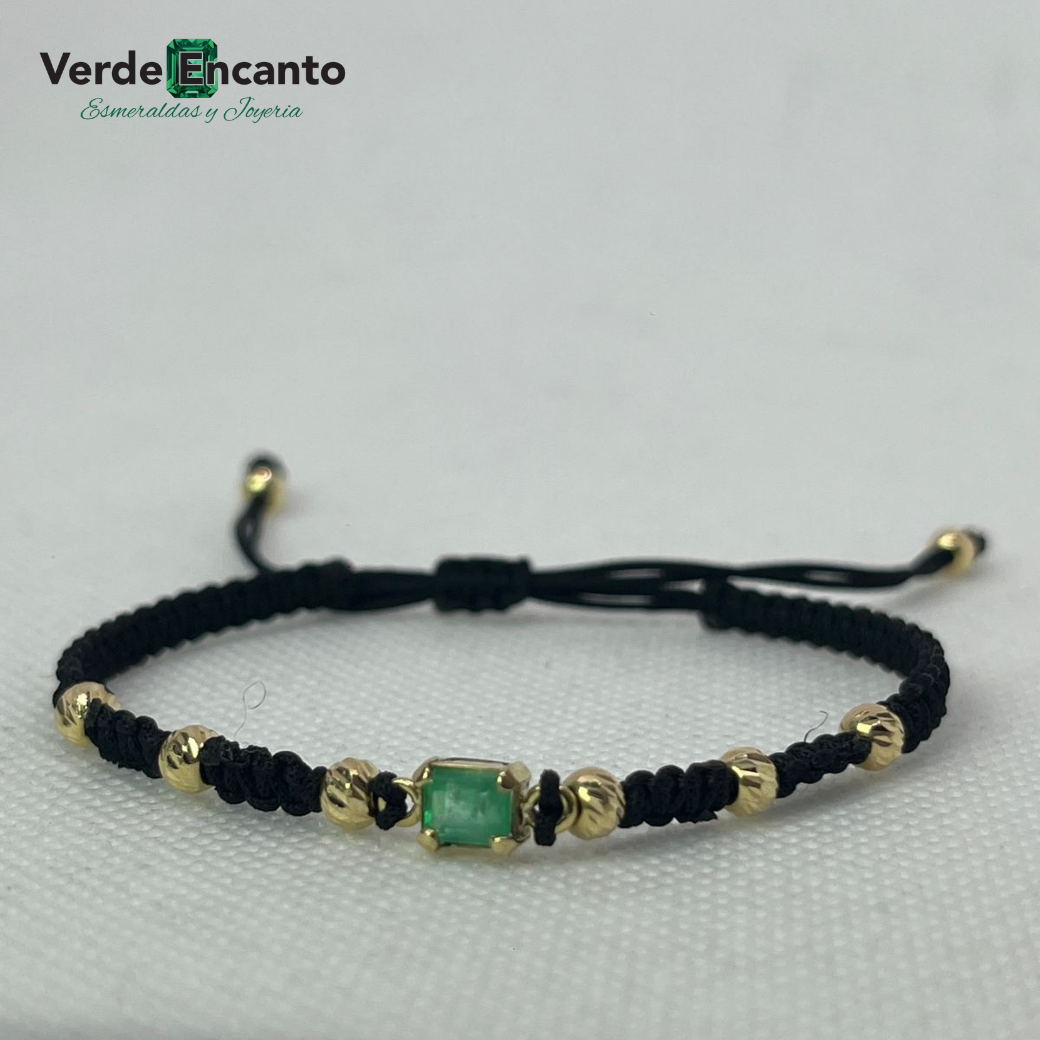 ✨Manilla tejida en hilo negro con oro 18K y esmeralda