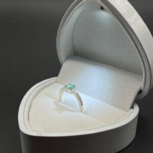 Anillo Solitario Resplandor Esmeralda