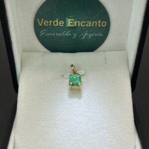 Dije Solitario Verde Encanto en Oro de 18k