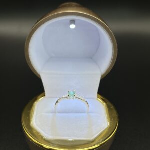 anillo con esmealda.
