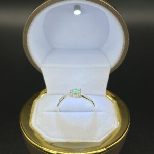 anillo con esmeraalda