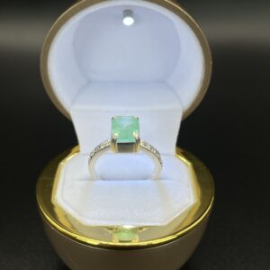 anillo con esmeralda rectangular