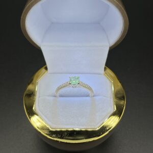 anillo con esmeralda