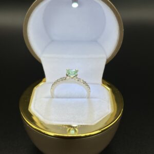 anillo con esmeralda