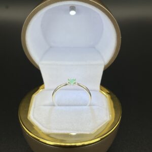 anillo con esmeralda