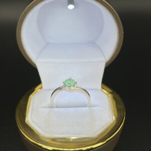 anillo con esmeralda