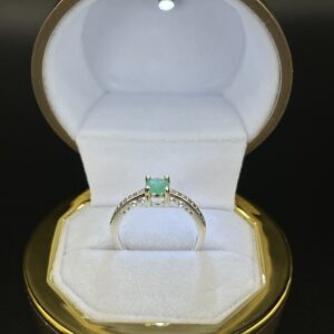 anillo con esmeralda