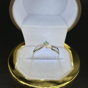anillo con esmeralda