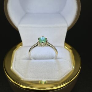 anillo con esmeralda