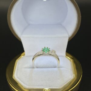 anillo con esmeralda