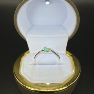 anillo con esmeralda