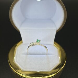 anillo con esmeralda
