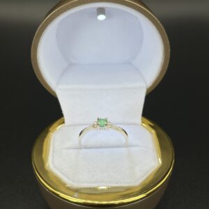 anillo con esmeralda