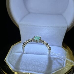 anillo con esmeralda